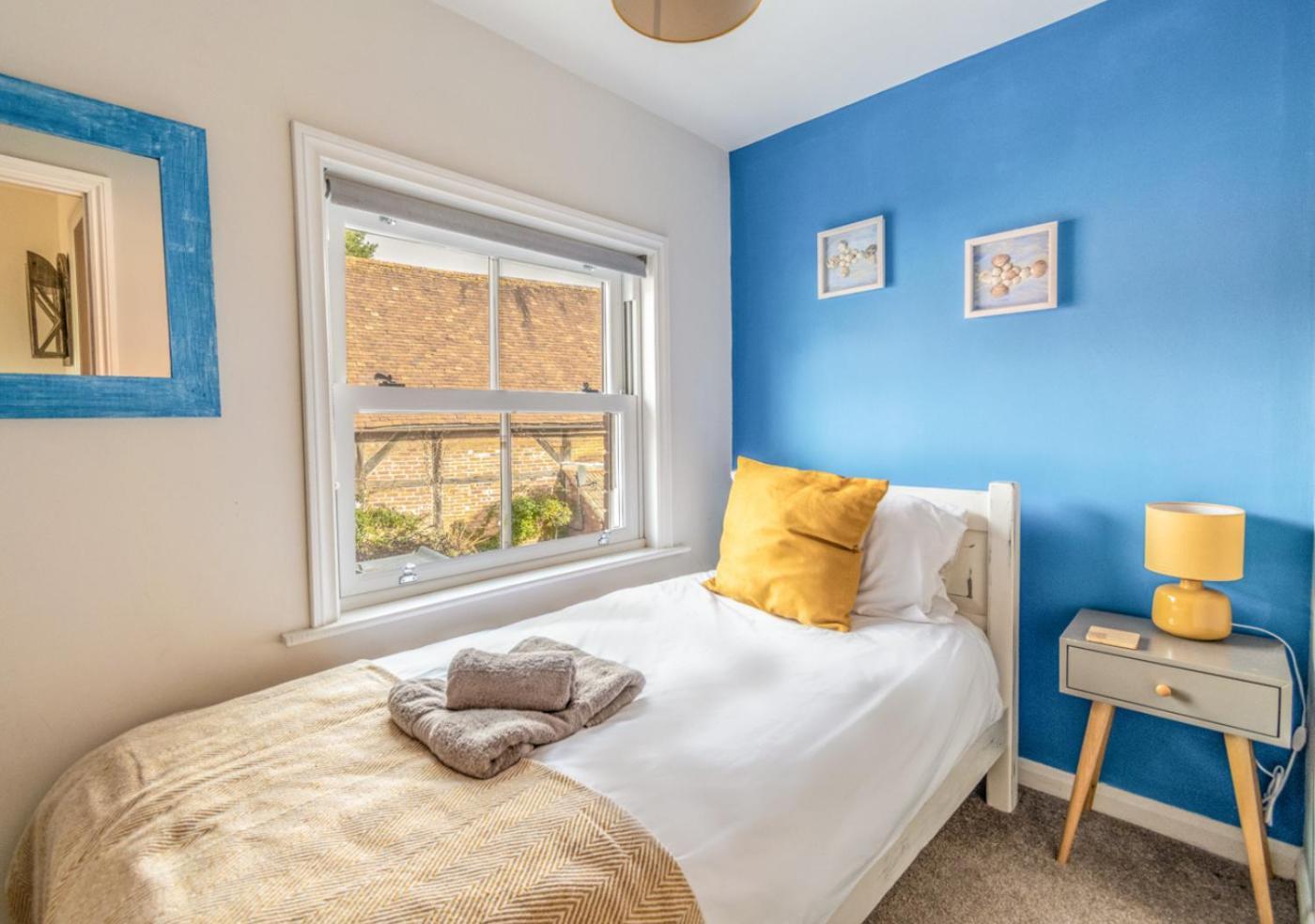 Stylish 2 Bedrooms Cosy & Bright Cottage, Pet Friendly, Sleeps 5, Titchfield Village - Summer Special Offer!! - By Blue Puffin Stays Exterior foto