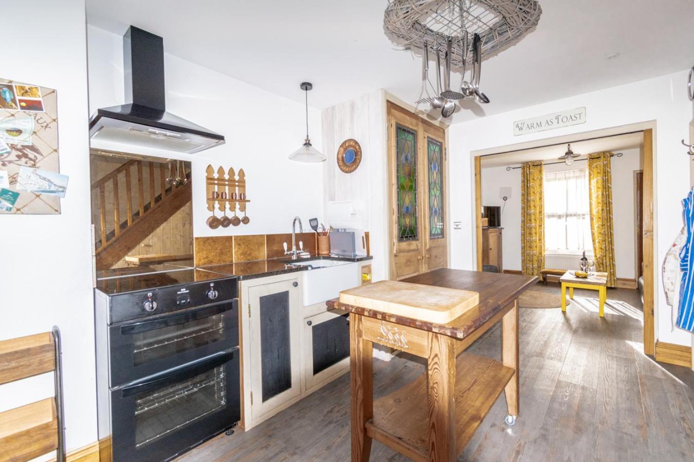 Stylish 2 Bedrooms Cosy & Bright Cottage, Pet Friendly, Sleeps 5, Titchfield Village - Summer Special Offer!! - By Blue Puffin Stays Exterior foto