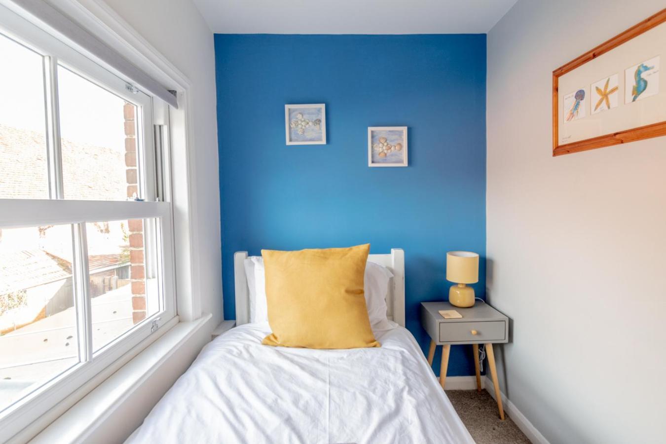 Stylish 2 Bedrooms Cosy & Bright Cottage, Pet Friendly, Sleeps 5, Titchfield Village - Summer Special Offer!! - By Blue Puffin Stays Exterior foto