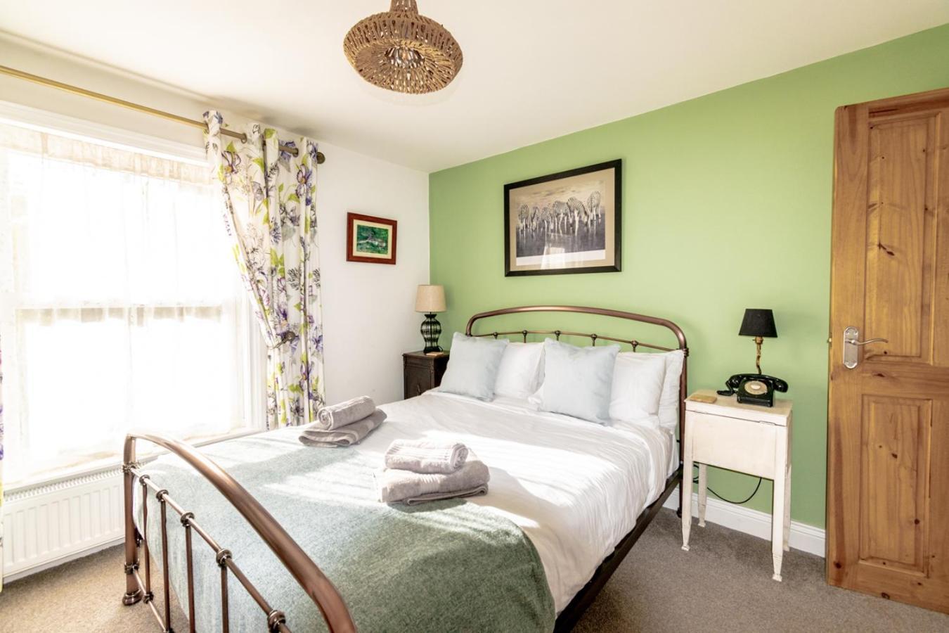 Stylish 2 Bedrooms Cosy & Bright Cottage, Pet Friendly, Sleeps 5, Titchfield Village - Summer Special Offer!! - By Blue Puffin Stays Exterior foto