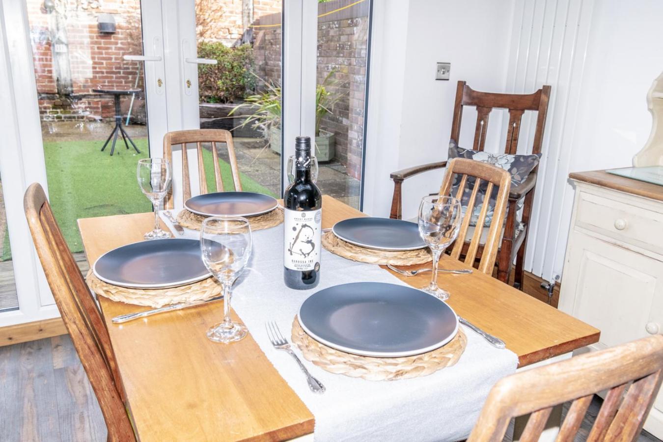 Stylish 2 Bedrooms Cosy & Bright Cottage, Pet Friendly, Sleeps 5, Titchfield Village - Summer Special Offer!! - By Blue Puffin Stays Exterior foto