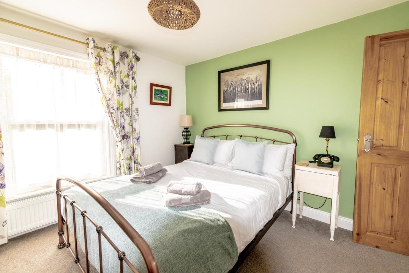 Stylish 2 Bedrooms Cosy & Bright Cottage, Pet Friendly, Sleeps 5, Titchfield Village - Summer Special Offer!! - By Blue Puffin Stays Exterior foto